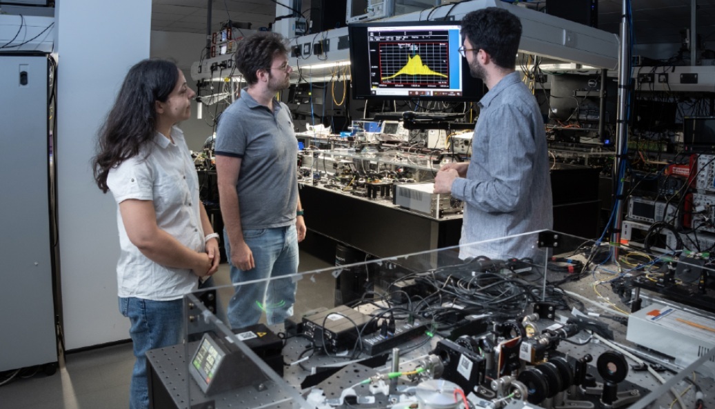 Social sharing card for Grain-of-rice-sized light chip could help power faster 6G networks