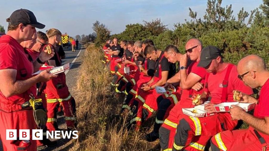 Social sharing card for Volunteers are feeding and supporting firefighters during major wildfire responses