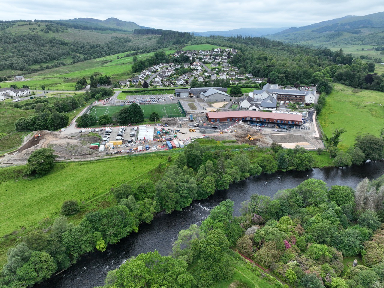 Social sharing card for Volunteers praised as Callander Primary School nears completion